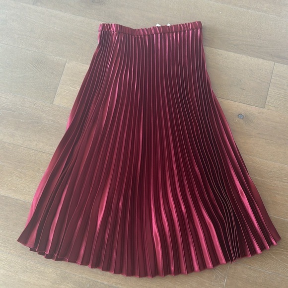NWT Anne Klein red Satin Pleated Pull-On Midi Skirt. - Picture 5 of 6